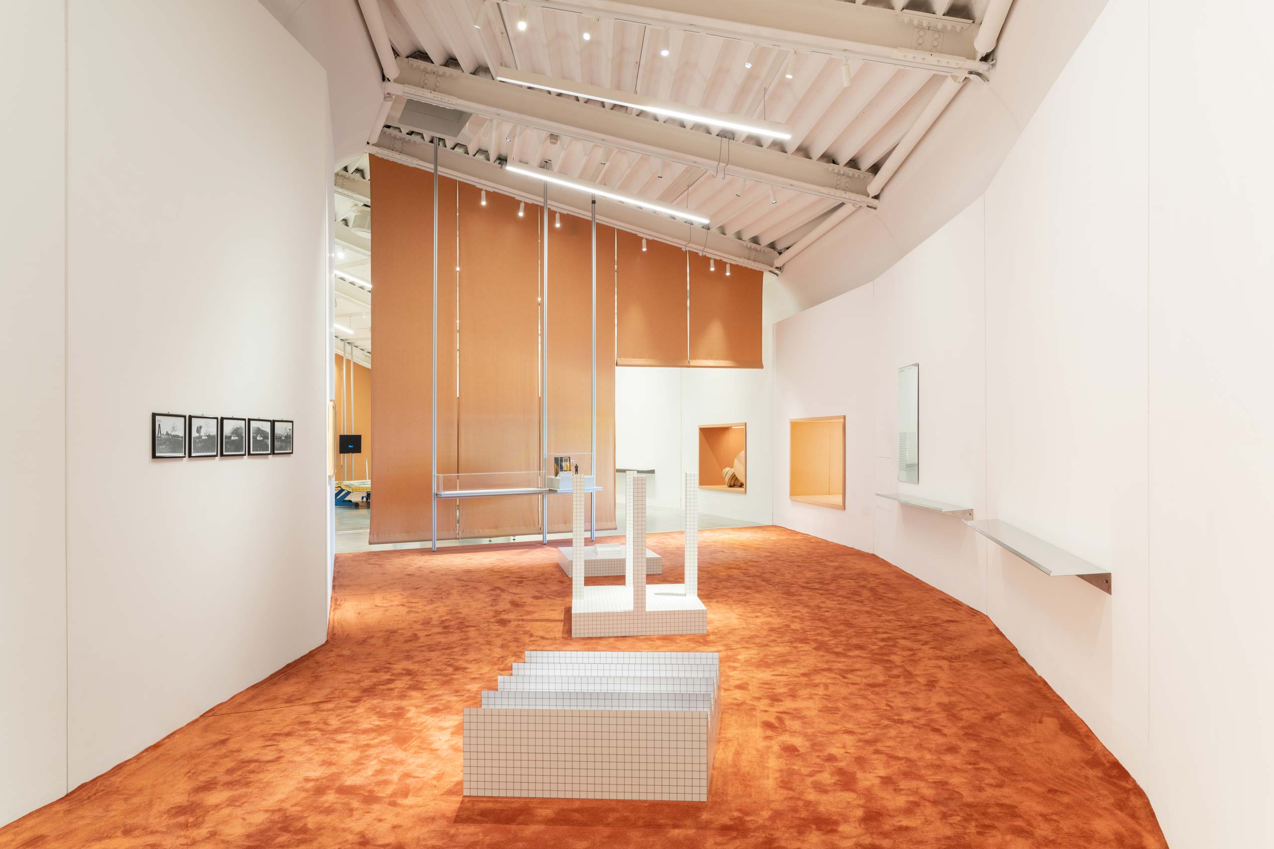 Vista dell'installazione “Eccentrica”, a cura di Stefano Collicelli Cagol, allestimento di Formafantasma. Centro per l’arte contemporanea Luigi Pecci, Prato, 2024.
